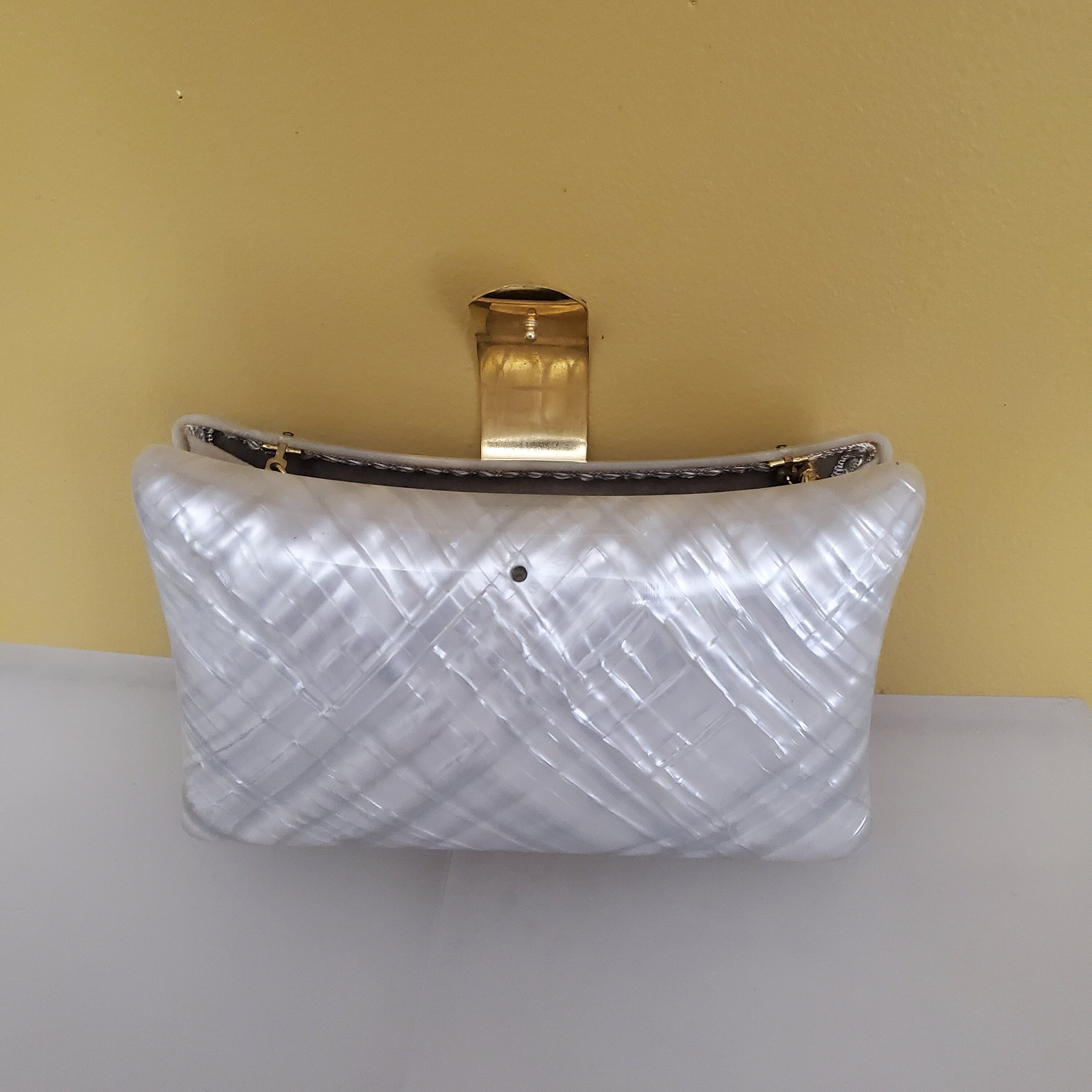 VANESSA Mother of Pearl Clam Clutch Shoulder Gold Chain Handbag Made In Italy