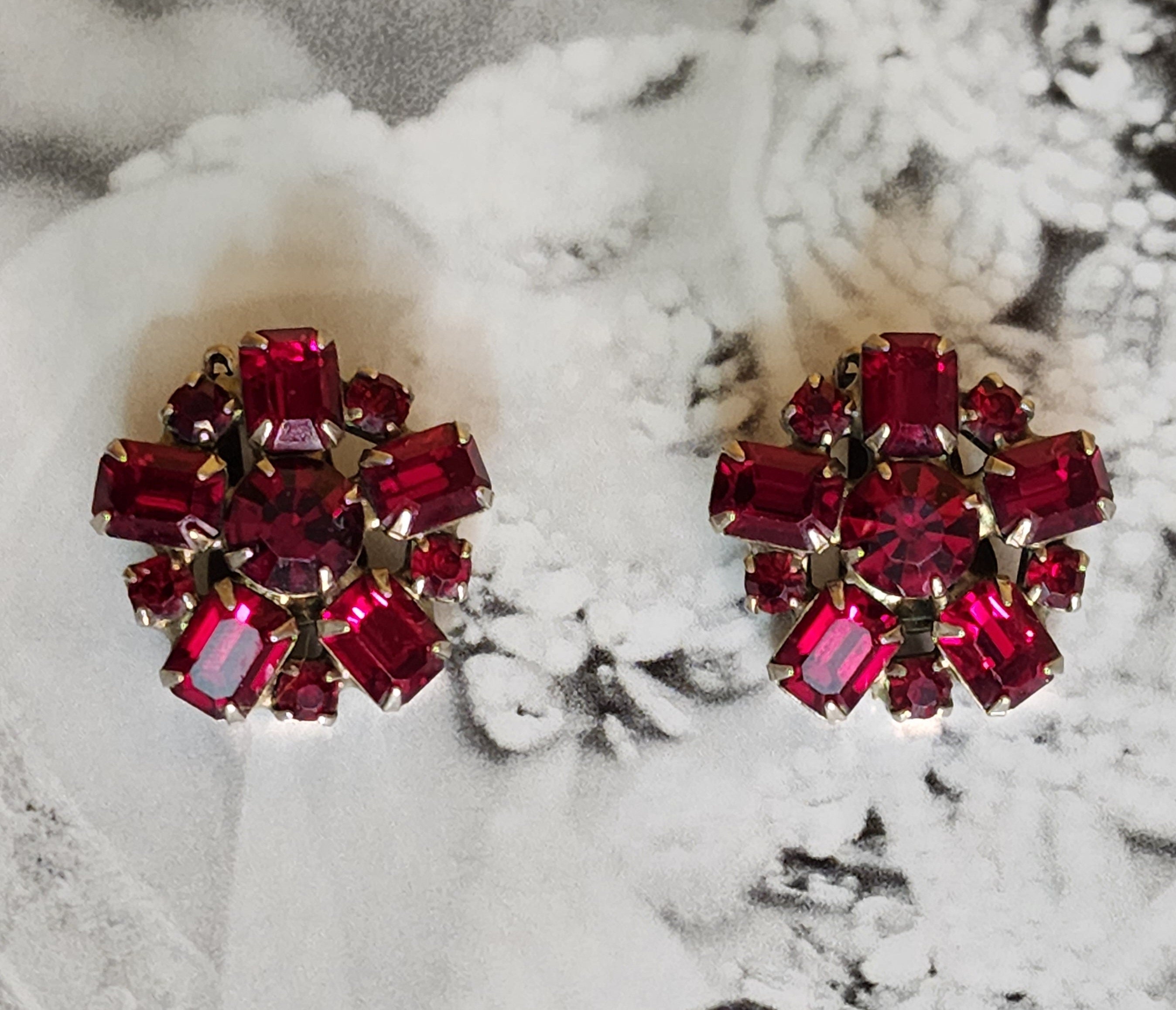 Lovely Weiss Floral Glass Ruby Stone Silvertone Vintage Clip On Earrings