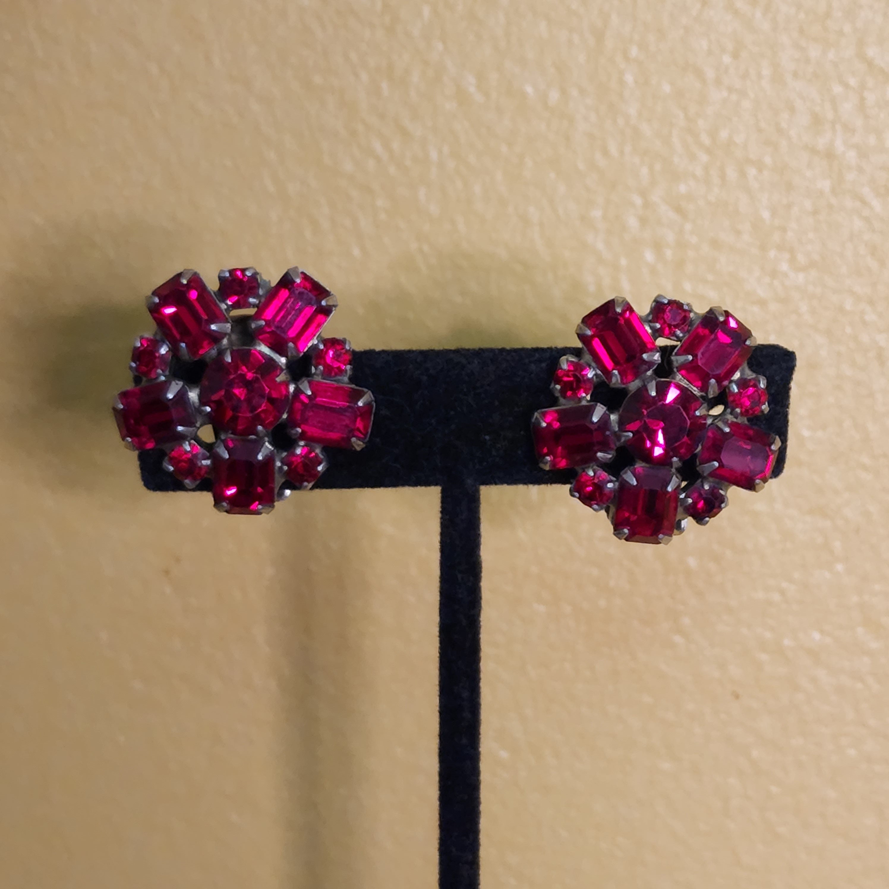 Lovely Weiss Floral Glass Ruby Stone Silvertone Vintage Clip On Earrings